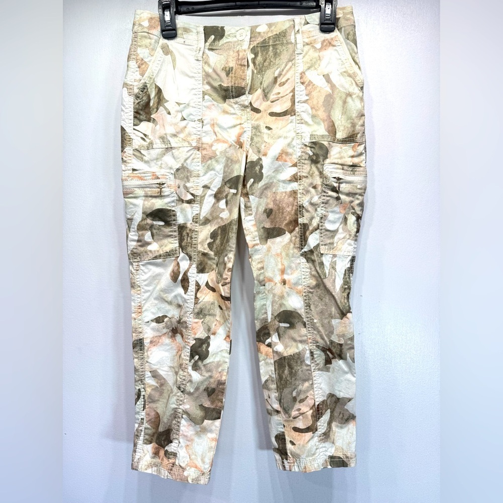 Chico’s Tropical Leaves Camo Cargo Capris Patch Pockets & Zip Thigh Pockets